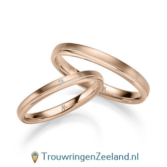 Trouwringen in 8*/14/18 karaat geelgoud mat en glans en V-groef 2,5 mm. breed met in de damesring 1 x 0.005 ct diamant