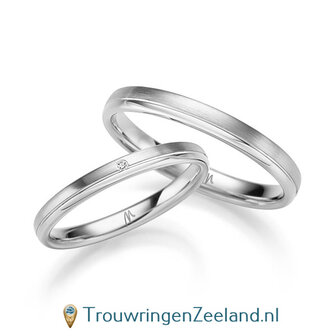Trouwringen in 8*/14/18 karaat geelgoud mat en glans en V-groef 2,5 mm. breed met in de damesring 1 x 0.005 ct diamant
