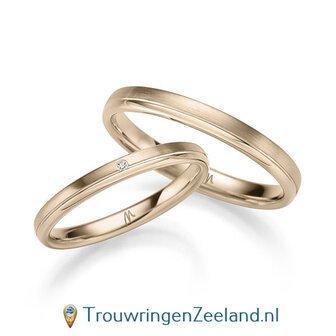 Trouwringen in 8*/14/18 karaat geelgoud mat en glans en V-groef 2,5 mm. breed met in de damesring 1 x 0.005 ct diamant