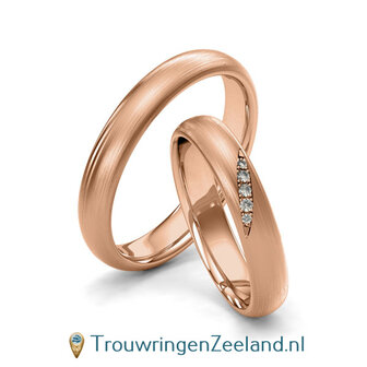 Trouwringen in 8*/14/18 karaat geelgoud mat 4,0 mm. breed met in de damesring  5 diamanten schuin gezet 0,04 ct