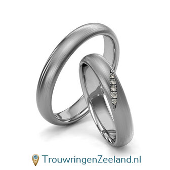 Trouwringen in 8*/14/18 karaat geelgoud mat 4,0 mm. breed met in de damesring  5 diamanten schuin gezet 0,04 ct