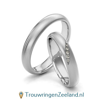 Trouwringen in 8*/14/18 karaat geelgoud mat 4,0 mm. breed met in de damesring  5 diamanten schuin gezet 0,04 ct