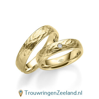 Trouwringen in 14/18 karaat ros&eacute;goud bewerkt 5 mm. breed met in de damesring 1 diamant