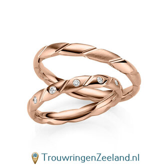 Trouwringen in 14/18 karaat ros&eacute;goud om en om mat en glans bewerkt 3 mm. breed met in de damesring 5 diamanten