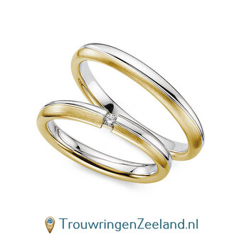 Trouwringen in 8*/14/18 karaat witgoud en geelgoud mat en glans 3,0 mm. breed met 2 golven en in de damesring  1 diamant 0,03 ct 