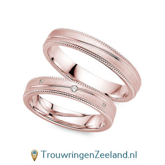 Trouwringen in 8*/14/18 karaat witgoud mat met parelranden en diagonaal glans en in de damesring 1 diamant 0,025 ct 
