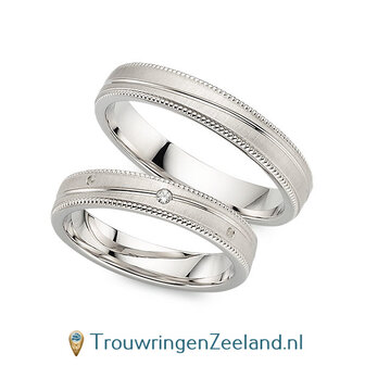 Trouwringen in 14/18 karaat ros&eacute;goud mat met parelranden en diagonaal glans en in de damesring 1 diamant 0,025 ct 