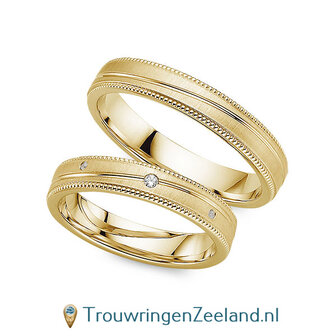 Trouwringen in 8*/14/18 karaat roodgoud mat met parelranden en diagonaal glans en in de damesring 1 diamant 0,025 ct 