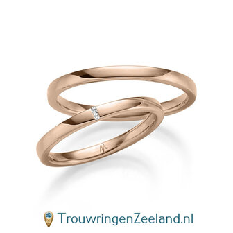 Trouwringen in 8*/14/18 karaat geelgoud glans gepolijst en in de damesring 2 diamanten overdwars 0,010 ct 