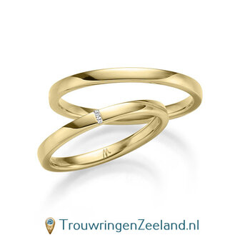 Trouwringen in 8*/14/18 karaat witgoud en geelgoud glans gepolijst en in de damesring 2 diamanten overdwars 0,010 ct 