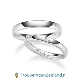 Trouwringen in platina 950 glans gepolijst en in de damesring 1 diamant ovaal gezet 0,03 ct 