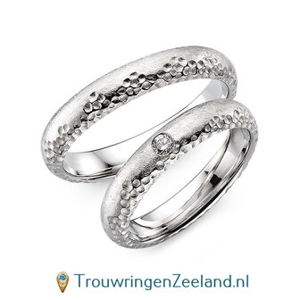 Trouwringen in platina 600/950 ijsmat en hamerslag met in de damesring 1 diamant 0,06 ct 