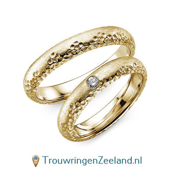 Trouwringen in platina 600/950 ijsmat en hamerslag met in de damesring 1 diamant 0,06 ct 