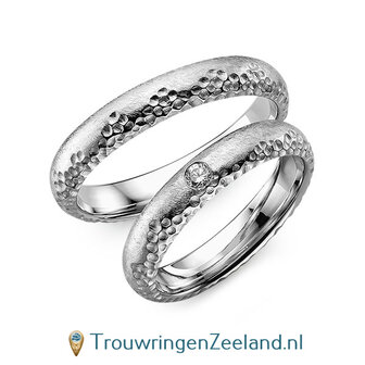 Trouwringen in platina 600/950 ijsmat en hamerslag met in de damesring 1 diamant 0,06 ct 
