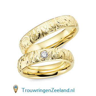 Trouwringen in 8*/14/18 karaat roodgoud mat en glans 5,0 mm. breed met geslepen bladmotief en in de damesring 1 diamant 0,1 ct. per paar vanaf 