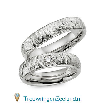 Trouwringen in 8*/14/18 karaat roodgoud mat en glans 5,0 mm. breed met geslepen bladmotief en in de damesring 1 diamant 0,1 ct. per paar vanaf 