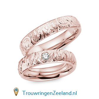 Trouwringen in 8*/14/18 karaat roodgoud mat en glans 5,0 mm. breed met geslepen bladmotief en in de damesring 1 diamant 0,1 ct. per paar vanaf 