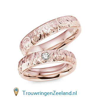 Trouwringen in 8*/14/18 karaat bicolour goud mat en glans 5,0 mm. breed met geslepen bladmotief en in de damesring 1 diamant 0,1 ct. per paar vanaf 