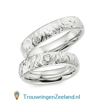 Trouwringen in 8*/14/18 karaat bicolour goud mat en glans 5,0 mm. breed met geslepen bladmotief en in de damesring 1 diamant 0,1 ct. per paar vanaf 