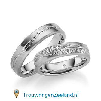 Trouwringen in 14/18 karaat ros&eacute;goud mat 5,0 mm. breed met midden en golvende u groef en in de damesring 10 diamanten per paar vanaf