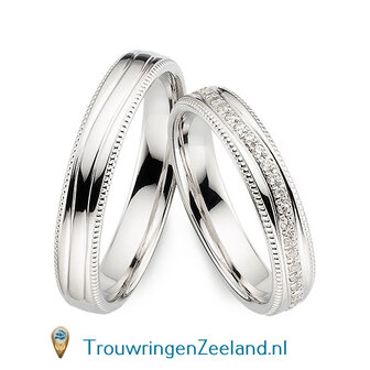 Trouwringen in 8*/14/18 karaat witgoud glans gepolijst  4,0 mm. breed met parelranden en in de damesring 54 diamanten rondom gevuld per paar vanaf