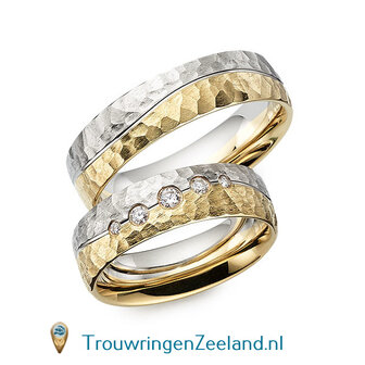 Trouwringen in 14/18 karaat bicolour goud glans gehamerd  met golfgroef 6,0 mm. breedte en in de damesring 5 diamanten in de golf gezet per paar vanaf