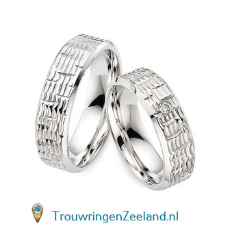 Trouwringen in 14/18 karaat witgoud glans schub structuur 6,0 mm. breedte en in de damesring 1 diamant van 0,05 ct. per paar vanaf