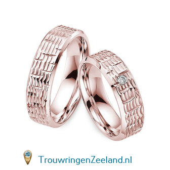 Trouwringen in 14/18 karaat ros&eacute;goud glans schub structuur 6,0 mm. breedte en in de damesring 1 diamant van 0,05 ct. per paar vanaf