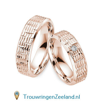 Trouwringen in 14/18 karaat ros&eacute;goud glans schub structuur 6,0 mm. breedte en in de damesring 1 diamant van 0,05 ct. per paar vanaf