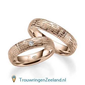 Trouwringen in 14/18 karaat ros&eacute;goud glans horizontale en verticale groefjes 5,0 mm. breedte en in de damesring 1 diamant van 0,03 ct. per paar vanaf