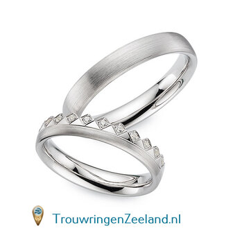 Trouwringen in 14/18 karaat ros&eacute;goud mat 4,0 mm. breedte en in de damesring 12 diamanten in een ruit gezet als kroon op de halve ring per paar vanaf