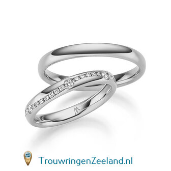 Trouwringen in 8*/14/18 karaat witgoud glans gepolijst  3,0 mm. breed  en in de damesring 5 grote en 38 kleinere diamanten om en om in een golf gezet per paar vanaf