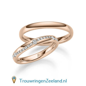 Trouwringen in 14/18 karaat ros&eacute;goud glans gepolijst  3,0 mm. breed  en in de damesring 5 grote en 38 kleinere diamanten om en om in een golf gezet per paar vanaf