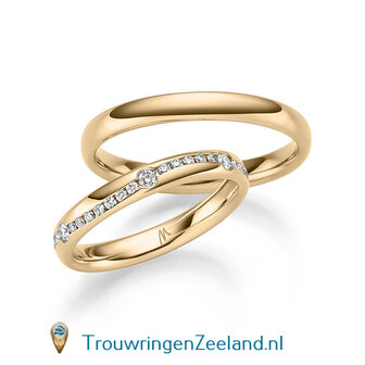 Trouwringen in 8*/14/18 karaat roodgoud glans gepolijst  3,0 mm. breed  en in de damesring 5 grote en 38 kleinere diamanten om en om in een golf gezet per paar vanaf