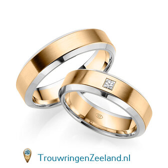 Trouwringen in 14/18 karaat bicolour roodgoud mat met afgeschuinde randen witgoud glans gepolijst 6,0 mm. breedte en in de damesring 1 diamant 0,1 ct. per paar vanaf pav&eacute; zetting