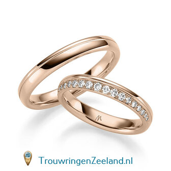 Trouwringen in 8*/14/18 karaat roodgoud glans gepolijst 3,5 mm. breed met diagonale groef en in de damesring 19 diamanten in de golf gezet per paar vanaf