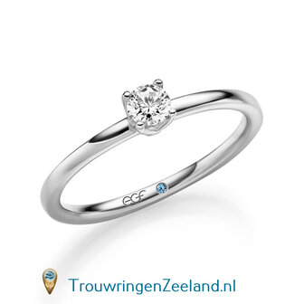 Verlovingsring in 14/18 karaat geelgoud met 1 x 0,20 ct briljant geslepen diamant kwaliteit TW/SI in een 4 puntzetting en onderin de kroon 2 x 0,005 ct diamant &nbsp;aan weerszijden