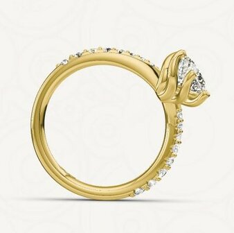 Verlovingsring in 14 of 18 karaat geelgoud met 1 x 0,50 ct topsteen diamant&nbsp;in een bijzondere gedraaide 6 punt zetting  met 16 diamanten aflopend in grootte aan weerszijden