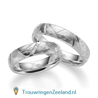 Trouwringen in 14 of 18 karaat geelgoud ijsmat met  schuine groeven 5,0 mm. breedte en in de damesring 3 diamant van 0,01 ct. per paar 