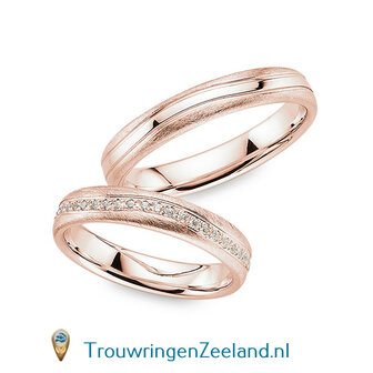 Trouwringen in 8, 14 of 18 karaat witgoud ijsmat met middenbaan golvend glans gepolijst 4 mm. breedte en in de damesring  54 diamanten hele ring rond per paar 