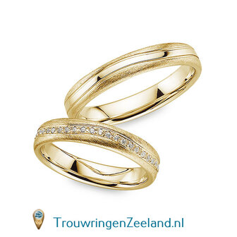 Trouwringen in 8, 14 of 18 karaat geelgoud ijsmat met middenbaan golvend glans gepolijst 4 mm. breedte en in de damesring  54 diamanten hele ring rond per paar 