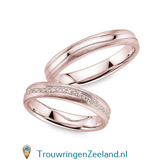 Trouwringen in 8, 14 of 18 karaat geelgoud ijsmat met middenbaan golvend glans gepolijst 4 mm. breedte en in de damesring  54 diamanten hele ring rond per paar 