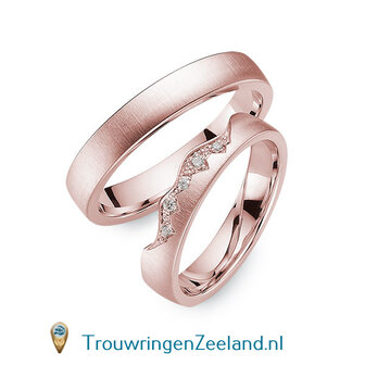 Trouwringen in 14 of 18 karaat witgoud mat 4,0 mm. breedte en in de damesring een kroon van 5 diamanten per paar 