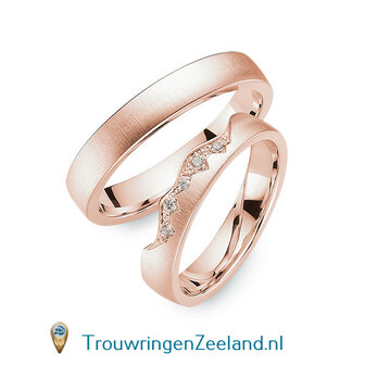 Trouwringen in 14 of 18 karaat witgoud mat 4,0 mm. breedte en in de damesring een kroon van 5 diamanten per paar 