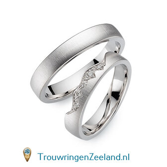 Trouwringen in 14 of 18 karaat geelgoud mat 4,0 mm. breedte en in de damesring een kroon van 5 diamanten per paar 
