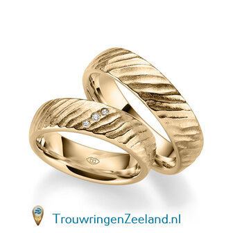 Trouwringen in 14 of 18 karaat witgoud mat met schuine rillen 6,0 mm. breedte en in de damesring 3 diamanten schuin gezet per paar 