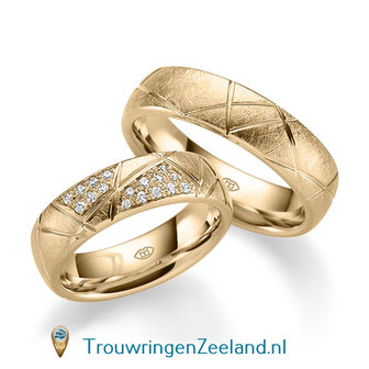 Trouwringen in 14 of 18 karaat witgoud ijsmat met schuine groeven 6,0 mm. breedte en in de damesring 17 diamanten in designzetting per paar 