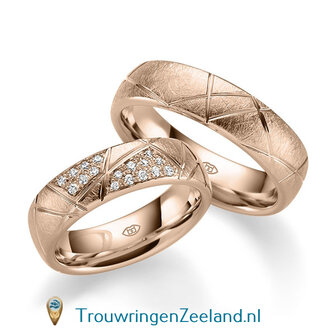 Trouwringen in 14 of 18 karaat geelgoud ijsmat met schuine groeven 6,0 mm. breedte en in de damesring 17 diamanten in designzetting per paar 