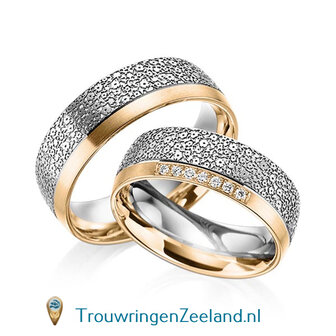 Trouwringen in 14 of 18 karaat witgoud met bloemmotief mat/glans en rand glans gepolijst 7,0 mm. breedte met in de damesring 15 diamanten per paar 