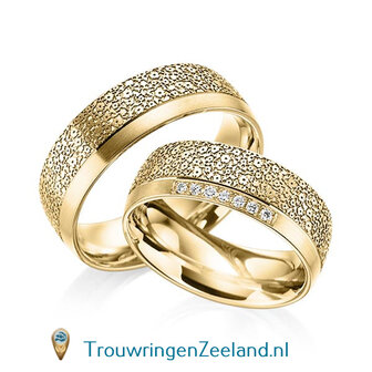 Trouwringen in 14 of 18 karaat geelgoud met bloemmotief mat/glans en rand glans gepolijst 7,0 mm. breedte met in de damesring 15 diamanten per paar 